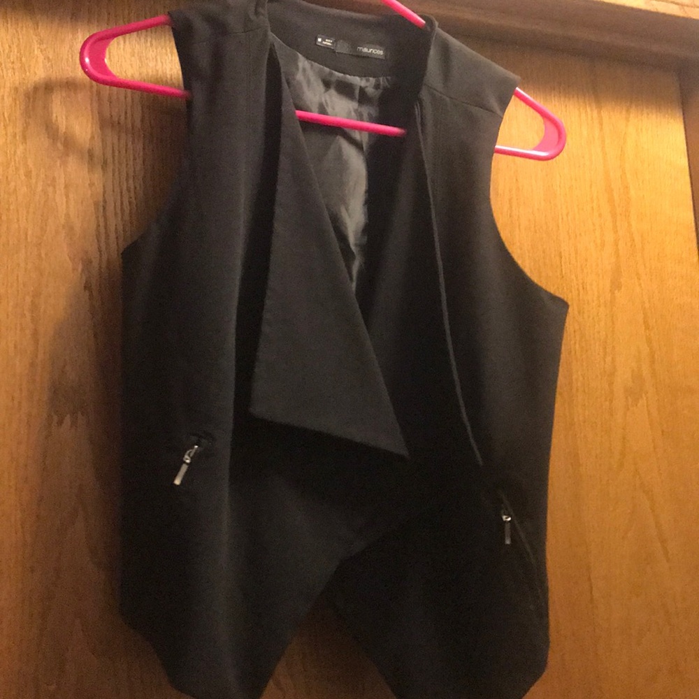 Sleeveless black vest! Very Trendy with Zipper!